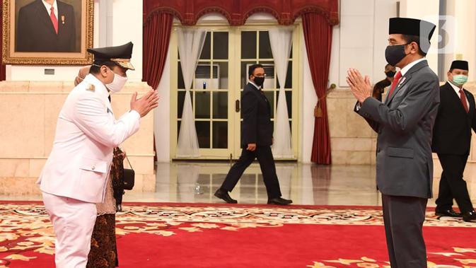 Jokowi Lantik Wakil Gubernur DKI: Presiden Jokowi memberi selamat Wakil Gubernur DKI Jakarta Ahmad Riza Patria usai pelantikan di Istana Negara, Rabu (15/4/2020). Politisi Partai Gerindra mengisi kursi Wagub DKI yang kosong hampir dua tahun sejak ditinggal Sandiaga Uno. (Biro Pers Kepresidenan)