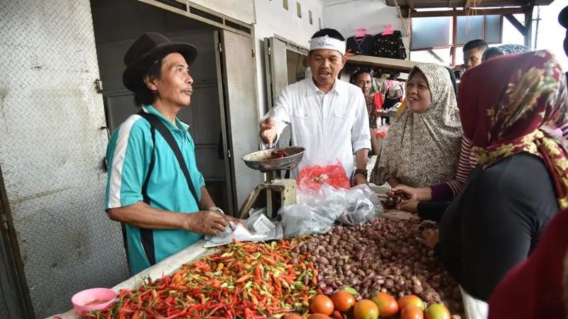 Dedi Mulyadi blusukan di pasar (Liputan6.com/Abramena).