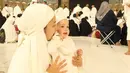 Ini merupakan potret Jennifer Coppen dan Kamari saat melakukan umrah yang pertama. Keduanya berpose dengan background Ka'bah. (Foto: Instagram/ jennifercoppenreal20)