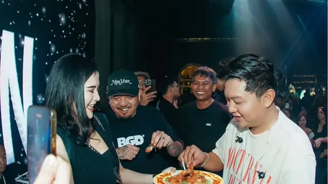Potret Bella Bonita Temani Denny Caknan di Backstage (instagram.com/denny_caknan)