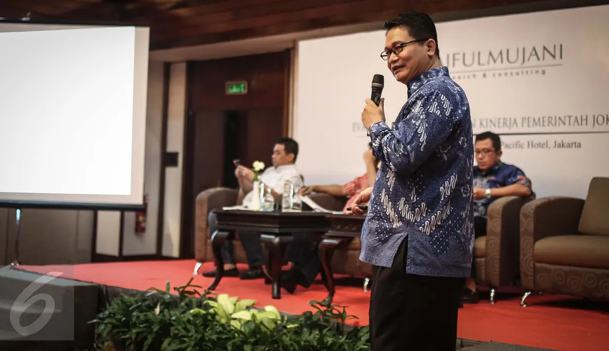 Direktur Saiful Mujani Research and Consulting (SMRC) merilis hasil survei bertajuk "Dua Tahun Pemerintah Jokowi-JK: Evaluasi Publik Nasional" yang dirilis di Jakarta, Minggu (23/10). (Liputan6.com/Faizal Fanani)