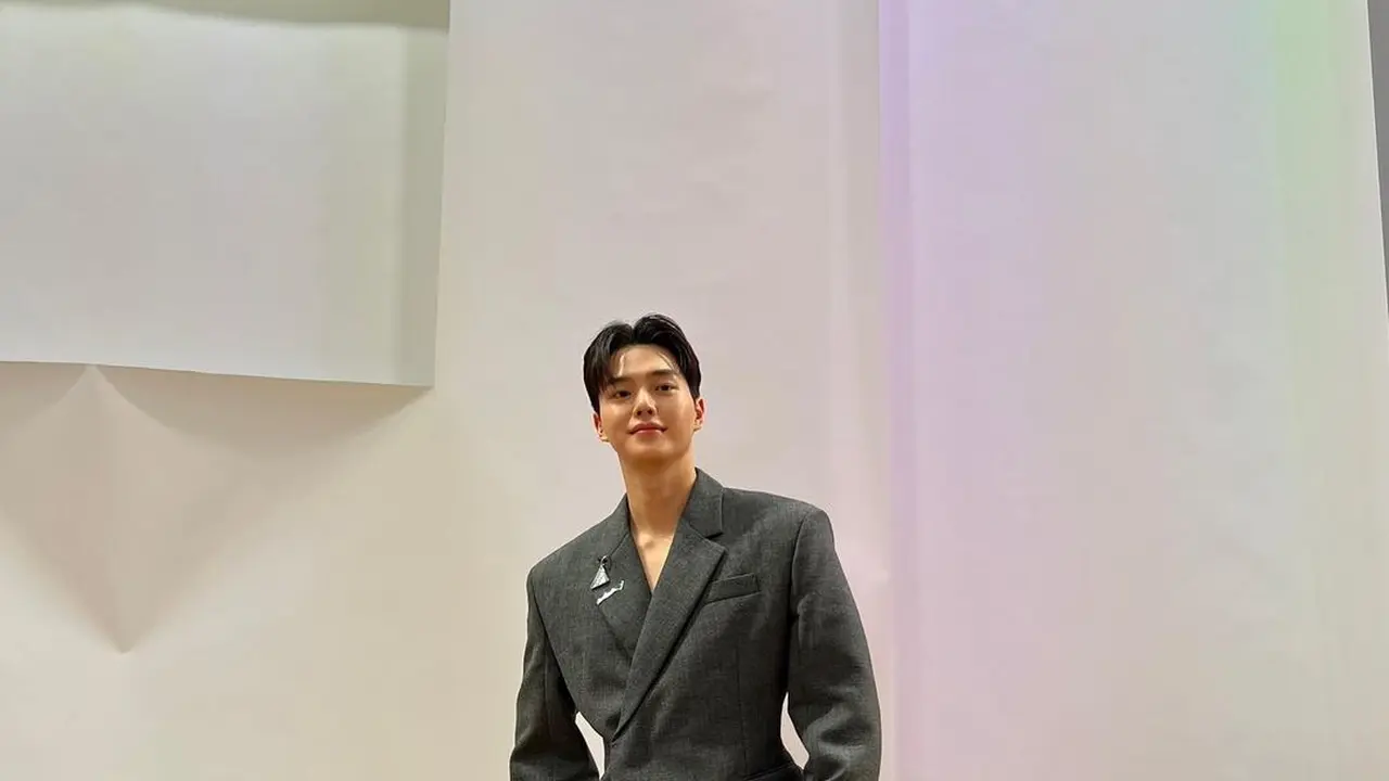 Pesona Song Kang di Show Prada yang Bikin Warganet Menjerit