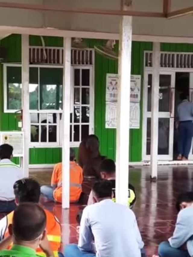 Orangutan dengarkan khutbah Jumat. (Foto: Liputan6.com/Istimewa)