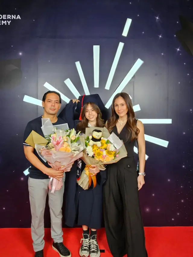 7 Fashion Wulan Guritno Hadiri Wisuda Anak, Tampil Cantik Elegan Pakai Outfit Serba Hitam