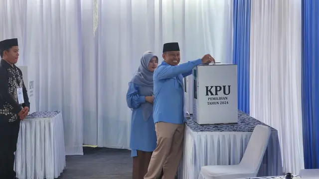Calon Wali Kota Depok, Supian Suri bersama keluarga menggunakan hak suaranya mendatangi TPS 08, Jatimulya, Cilodong, Depok.