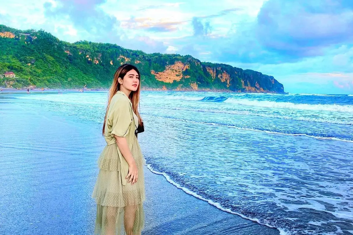 6 Momen Liburan Via Vallen di Yogyakarta, Main di Pantai Parangtritis