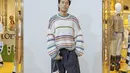 Vidi Aldiano, penyanyi dan selebriti Indonesia tampak hadir memeriahkan LOEWE Paula’s Ibiza 2024. Ia mengenakan Anagram cut-out pocket in classic calfskin & canvas bag berwarna putih, dan Sweater in cotton blend dari koleksi LOEWE Paula’s Ibiza 2024. Pop up booth store ini akan hadir di The Pacific Place Mall Jakarta hingga September 2024 mendatang. [ Foto dok LOEWE ]