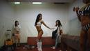 Melatih gerak tubuh supaya tampil luwes dan sempurna. (AFP PHOTO/Ed Jones)