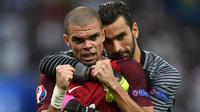 Pepe. Ia memutuskan pindah kewarganegaraan menjadi Portugal pada tahun 2007 setelah sebelumnya bergabung dengan FC Porto pada 2004/2005. Trofi Piala Eropa diraihnya pada Euro 2016 setelah Portugal menang 1-0 atas Prancis via extra-time di partai final, 10 Juli 2016. (Foto: AFP/Patrik Stollarz)