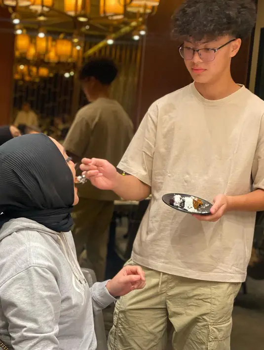 Meski sederhana, tapi ultah Keanu tampak meriah bersama orang-orang yang mencintainya. Salah satu cita-cita Keanu adalah membuat mommy senang. Angelina merasa terharu di ulang tahun ke-14 putranya. "Ya Allah 🥲 air mata mengalir karna haru," tulis Angelina. [Instagram/angelinasondakh09]