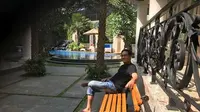 Andre Taulany sedang bersantai di rumahnya. (dok.Instagram @andreastaulany/https://www.instagram.com/p/BkMloDogtCl/Henry