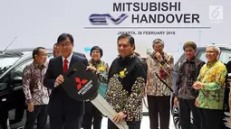 CEO Mitsubishi Motors Osamu Masuko secara simbolis menyerahkan kunci kepada Menteri Perindustrian Airlangga Hartarto di Jakarta, Senin (26/2). Mitsubishi Motors menghibahkan 10 mobil listrik kepada pemerintah Indonesia. (Liputan.com/JohanTallo)