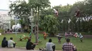 Pengunjung mengamati karya dalam pameran seni rupa kontemporer luar ruang Jakarta Provoke! di Taman Menteng, Jakarta Pusat, Jumat (17/7/2026). Pameran gratis yang berlangsung hingga 26 Juli 2026 ini menghadirkan 25 karya dari 25 seniman dan kolektif tentang dinamika kehidupan Jakarta. (KLY/Budy Santoso)