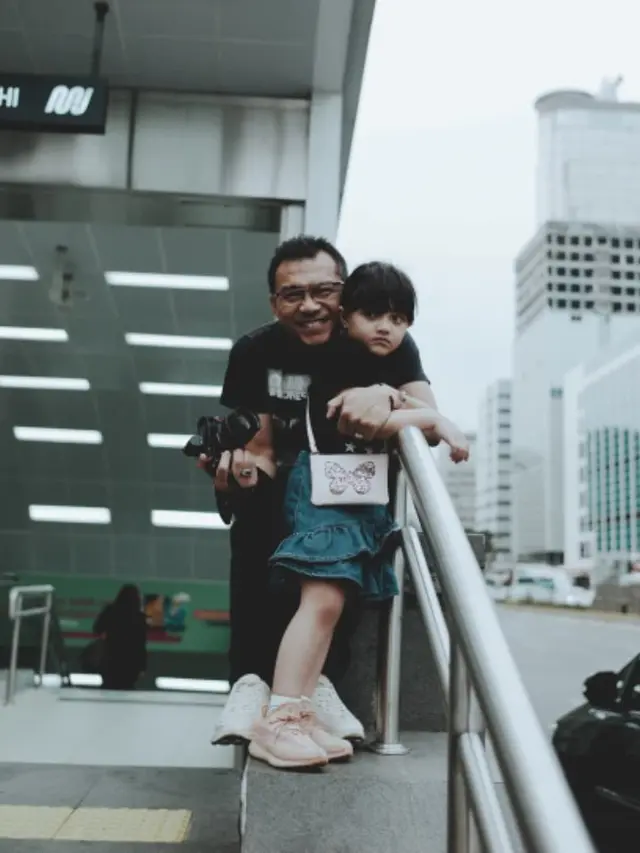 Potret Arsy Hermansyah Belajar Naik MRT (sumber: instagram/@queenarsy)