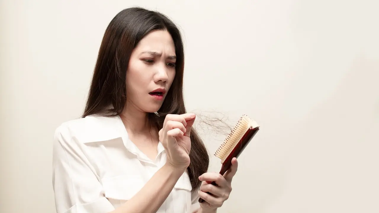 Ciri-ciri Rambut Rontok Berlebihan yang Wajib Diwaspadai, Segera Temukan Perawatan yang Tepat!