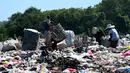 Saat ini, tumpukan sampah diperkirakan mencapai 7,2 juta ton dengan ketinggian 35–40 meter. Tampak dalam foto, orang-orang mengumpulkan sampah di Tempat Pembuangan Akhir (TPA) Suwung, Denpasar, Bali, pada Jumat 17 April 2026. (SONNY TUMBELAKA/AFP)