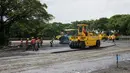 Aktivitas pekerja proyek pembangunan Sirkuit Formula E di kawasan Taman Impian Jaya Ancol, Jakarta Utara, Minggu (06/03/2022). Progres sirkuit sudah mencapai 52 persen pada hari ke-32 dan ditargetkan akan selesai pada bulan April 2022. (Bola.com/Bagaskara Lazuardi)