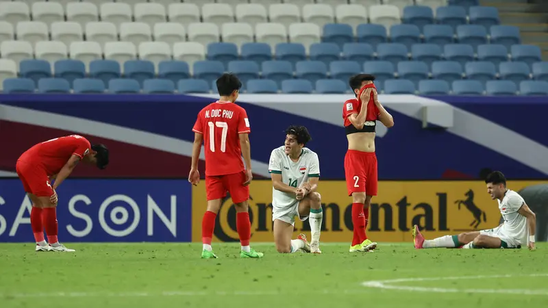 Pemain Vietnam tertunduk lesu usai kalah dari Irak di Piala Asia U-23 2024