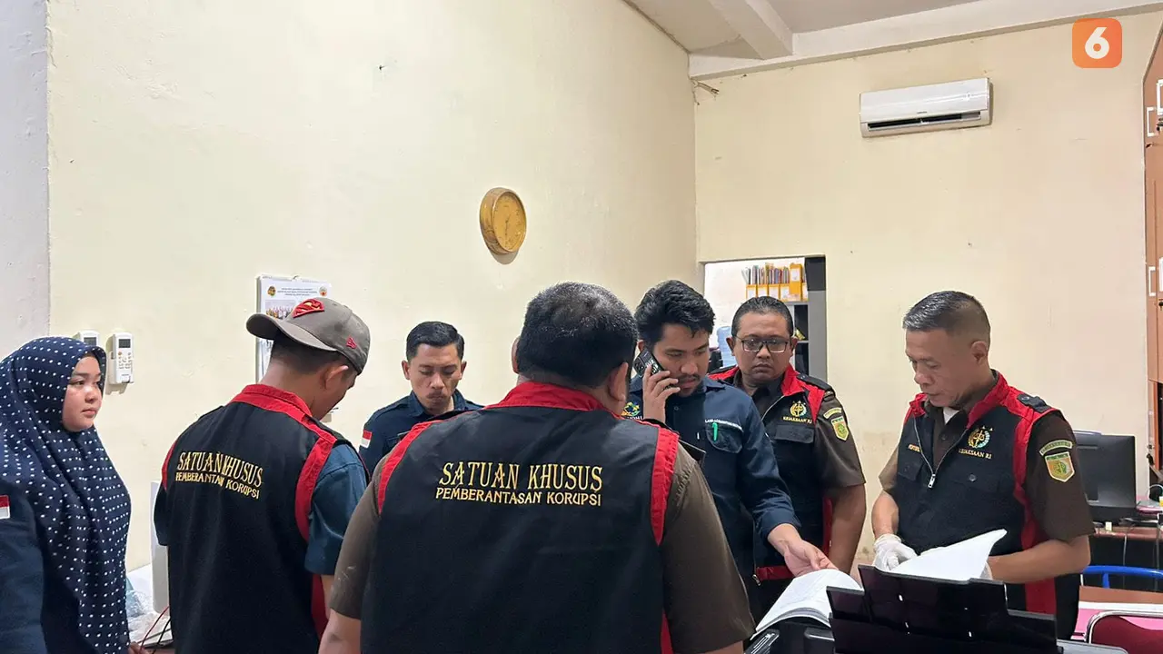 Tim Penyidik Kejati Sulsel menggeledah Kantor BBWS Pompengan terkait kasus Bendungan Paselloreng (Liputan6.com/Eka Hakim)