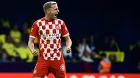 Gelandang Girona asal Belanda #06, Donny Van de Beek, merayakan gol pertamanya selama pertandingan Liga Spanyol antara Villarreal CF dan Girona FC di stadion La Ceramica di Vila-real pada tanggal 1 Desember 2024. (JOSE JORDAN/AFP)