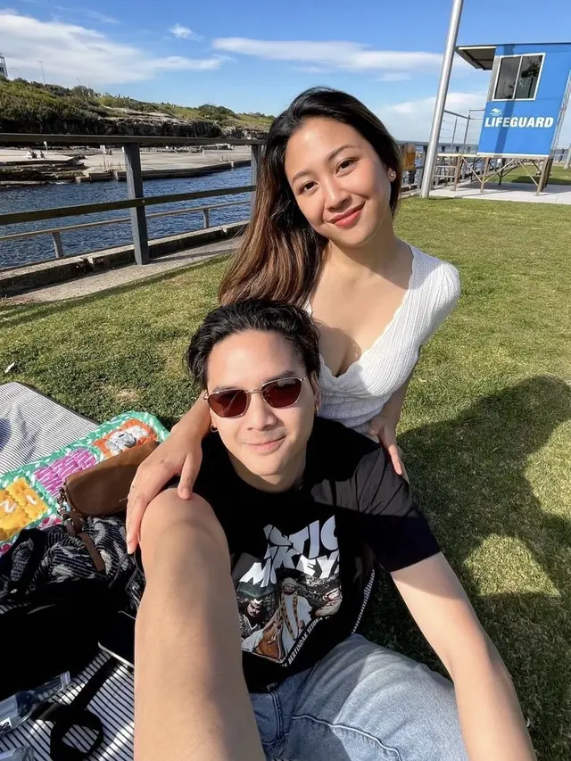 Gaya Santai Sherina dan Baskara Liburan di Australia