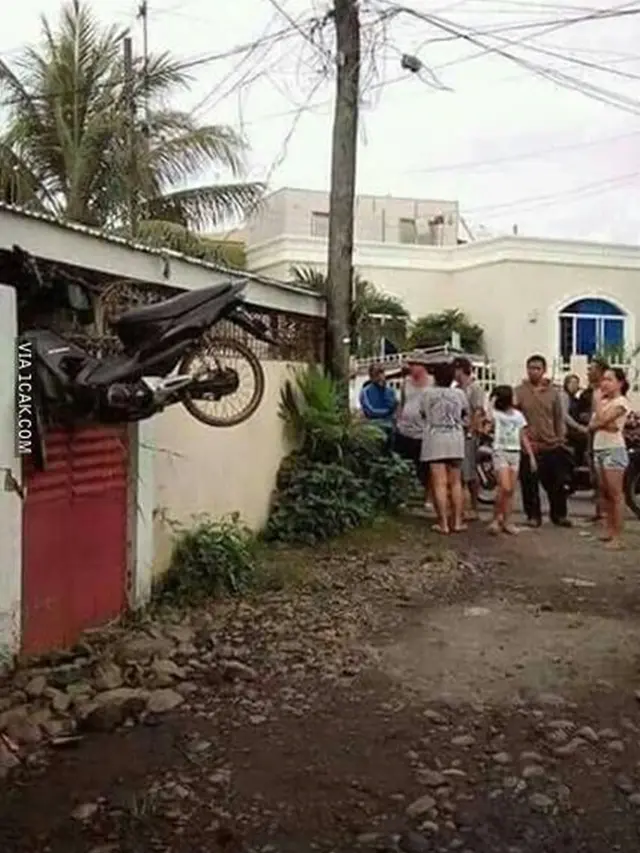6 Momen Kendaraan Nyangkut di Tempat Tak Biasa Ini Bikin Geleng Kepala