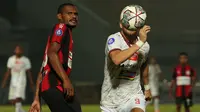 Pemain Persipura Jayapura, Israel Wamiau (kiri) dan pemain Persija Jakarta, Marko Simic