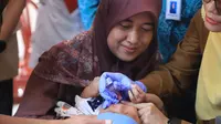 Kota Tangerang melakukan Kick Off Imunisasi Rotavirus di Posyandu Nirwana, Kecamatan Karang Tengah, Selasa (15/8/23). (Liputan6.com/Pramita Tristiawati)
