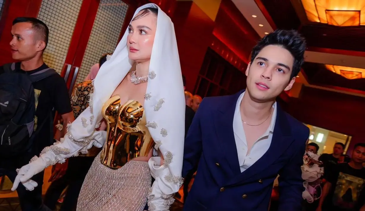 <p>Luna Maya baru saja mulai mengunggah momen kebersamaannya bersama sang kekasih Maxime Bouttier. Seperti di acara Gala Premiere Suzzanna: Malam Jumat Kliwon, penampilan Luna Maya banyak menuai pujian. Sedangkan Maxime mendampingi dengan gaya gentleman. [Foto: Instagram/azzamphoto]</p>