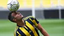 Robin van Persie mendapat sambutan hangat saat diperkenalkan secara resmi kepada publik di markas Fenerbahce, Stadion Sukru Saracoglu, Istanbul, Turki. (14/7/2015). (AFP PHOTO/OZAN KOSE)