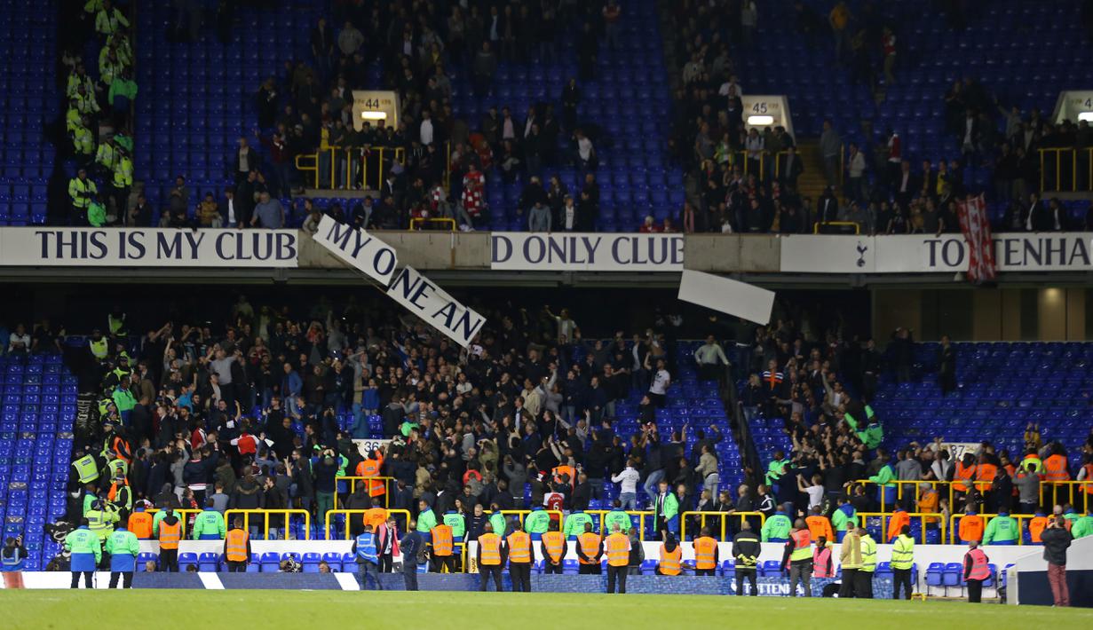 Suporter Arsenal melepas tulisan di tribun stadion setelah partai Tottenham Hotpur melawan Arsenal di putaran ketiga Piala Liga Inggris di Stadion White Hart Lane, Inggris, Kamis (24/9/2015) dini hari WIB. (Action Images via Reuters/Matthew Childs)