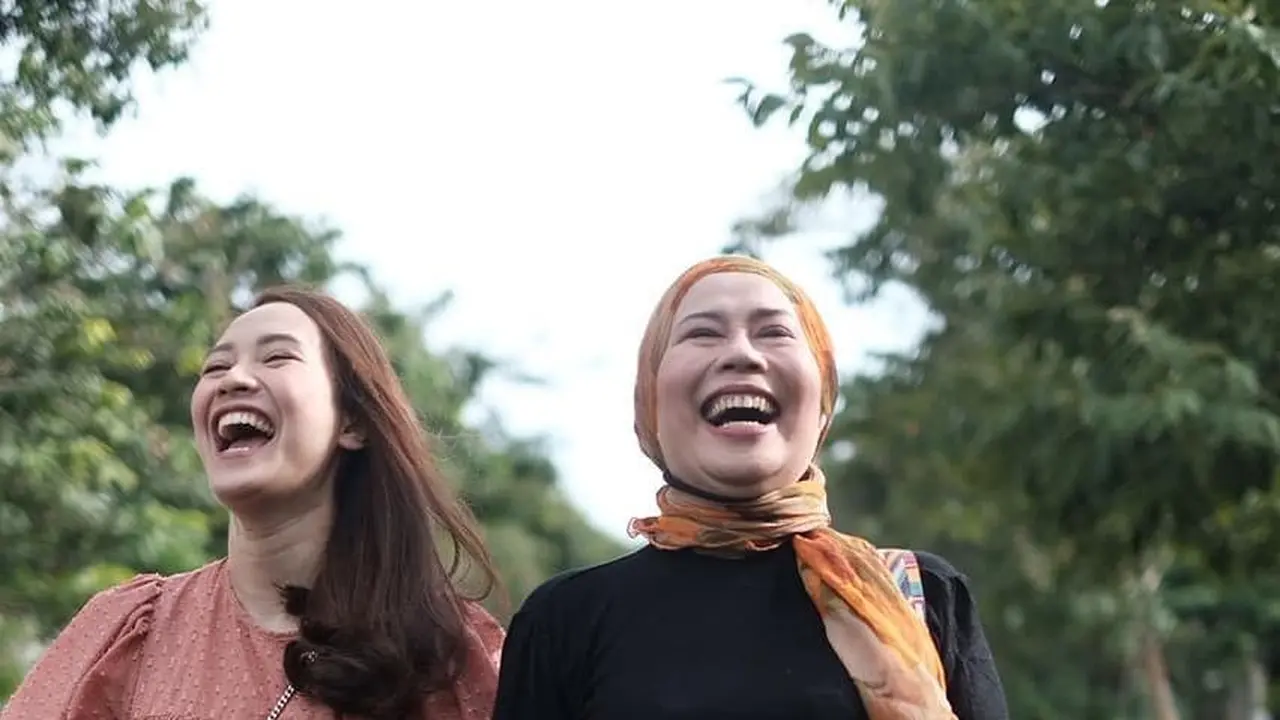 6 Potret Kedekatan Artis dan Menantunya, Dewi Yull Disebut Mertua Idaman