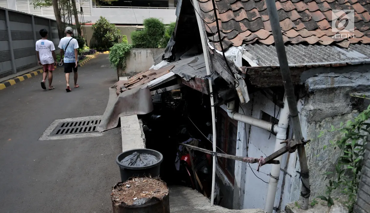 Sebuah rumah usang di halaman belakang apartemen Thamrin Executive Residence, Kebon Melati, Jakarta, Minggu (22/9/2019). Pemilik rumah memilih bertahan dan tidak ingin warisan nenek moyangnya itu dijual kepada pihak apartemen yang menawar hingga Rp 2 miliar lebih. (merdeka.com/Iqbal S Nugroho)