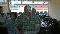 Vice Presiden Olympic Council of Asia (OCA), Wie Jizhong (tengah), saat meninjau Stadion Utama Gelora Bung Karno, Jakarta, Rabu (13/4/2016). (Bola.com/Nicklas Hanoatubun)
