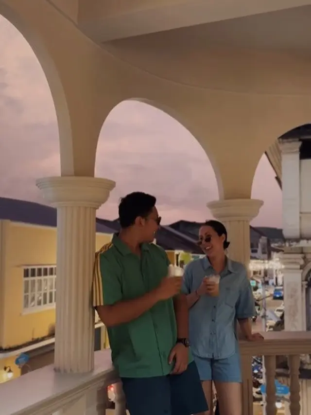 Makin Mesra, Ini Potret Darma Mangkuluhur Anak Tommy Soeharto Liburan Bareng Kekasih ke Phuket Old Town