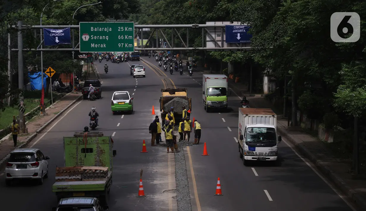 Pekerja melakukan penataan di ruas jalan nasional di Jalan Daan Mogot, Kota Tangerang, Banten, Selasa (15/2/2022). Pemkot Tangerang berencana melakukan sistem satu arah di Jalan Daan Mogot untuk mengatasi kemacetan di akses masuk tol Cengkareng-Batu Ceper-Kunciran. (Liputan6.com/Angga Yuniar)