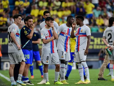 Wasit sempat memberhentikan pertandingan antara Cadiz melawan Barcelona di La Liga Spanyol 2022/2023 di menit ke-81. (AFP/Cristina Quicler)