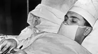 Dokter Leonid Rogozov melakukan operasi bedah untuk mengeluarkan usus buntunya sendiri, di stasiun Soviet di Antartika. (Yuri Vereschagin/TASS/RBTH Indonesia)