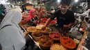 Pedagang bumbu masak melayani pembeli di Pasar Kebayoran Lama, Jakarta, Senin (1/10). Deflasi terjadi karena adanya penurunan harga yang ditunjukan oleh turunnya beberapa indeks kelompok pengeluaran. (Liputan6.com/Johan Tallo)