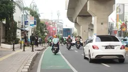 Pengendara sepeda motor melintasi jalur khusus sepeda di Jalan Fatmawati Raya, Jakarta, Rabu (22/1/2020). Kurangnya penerapan sanksi menyebabkan jalur khusus bagi pesepeda tersebut tidak steril dari kendaraan bermotor. (Liputan6.com/Immanuel Antonius)