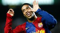 4. Ronaldinho (Barcelona) - Tim asuhan Sir Alex Ferguson sangat santer dikaitkan dengan kepindahan bintang PSG ini ke Old Trafford. Namun di menit-menit akhir, Barcelona berhasil menggoda sang pemain untuk mendarat ke Spanyol. (AFP/Lluis Gene)