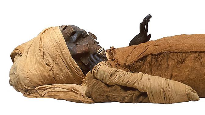Gambar selebaran yang dirilis oleh Kementerian Pariwisata dan Purbakala Mesir pada 17 Februari 2021 menunjukkan penampakan mumi raja Mesir kuno Seqenenre Taa II. Jurnal Frontiers of Medicine menjelaskan sebab kematian firaun berusia lebih dari 3.600 tahun ini. (Egyptian Ministry of Antiquities/AFP)
