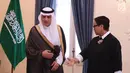 Menteri Luar Negeri Arab Saudi, Adel bin Al-Jubeir (kiri) bersama Menteri Luar NegeriRepublik Indonesia, Retno Marsudi bersiap melakukan pertemuan bilateral di Jakarta, Selasa (23/10). Pertemuan membahas isu strategis. (Liputan6.com/Helmi Fithriansyah)