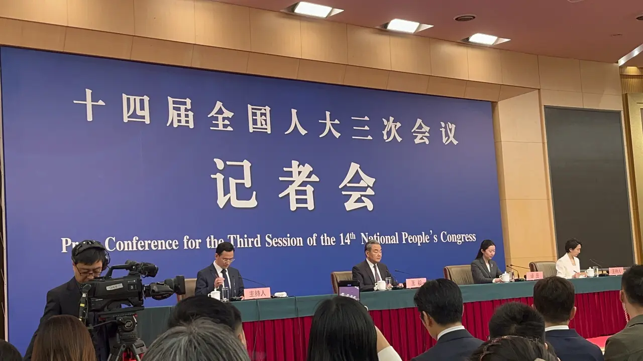 Menteri Luar Negeri (Menlu) China Wang Yi dalam konferensi pers tahunan Kongres Rakyat Nasional (NPC) di Beijing, Jumat, 7 Maret 2025. (Liputan6.com/Winda Nelfira)