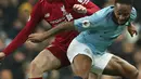 Striker Manchester City, Raheem Sterling berusaha mengontrol bola dari kawalan bek Liverpool, Andrew Robertson selama pertandingan lanjutan Liga Inggris di stadion Etihad (3/1). City menang tipis atas Liverpool 2-1. (AP Photo/Jon Super)