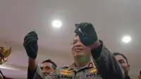Kapolda Banten, Irjen Pol Abdul Karim, Menunjukkan Peluru yg Digunakan untuk Menembak Badak Cula Satu. (Kamis, 13/06/2024). (Yandhi Deslatama/Liputan6.com).