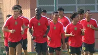 Flavio Silva (dua dari kiri) berlatih bersama skuad Persebaya. (Aditya Wany/Bola.com)