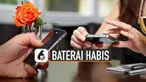 Selain kerusakan pada baterai, pola pemakaian dan spesifikasi baterai juga bisa mempengaruhi daya tahan baterai ponsel.