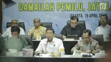 Menko Polhukam, Wiranto (tengah) memimpin rapat koordinasi dengan KPU-Bawaslu, Polri, TNI hingga menteri di Kantor Kemenko Polhukam, Jakarta, Senin (15/4). Rapat membahas mengenai kesiapan akhir pengamanan tahapan pemungutan dan perhitungan suara pemilu serentak 2019. (Liputan6.com/Faizal Fanani)