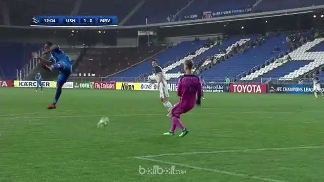 Kiper Melbourne Victory, Lawrence Thomas telat melepaskan umpan yang mengakibatkan gawangnya kebobolan setelah bola diintersep lawan. This video is presented by Ballball.